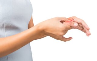 Боль в большом пальце руки причины, способы диагностики и лечения