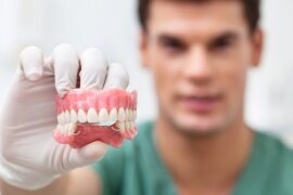 Потемнение зубов и особенности их отбеливания