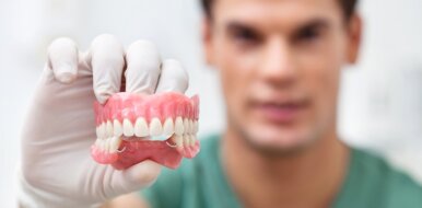 Потемнение зубов и особенности их отбеливания