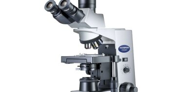 Где применяется тринокулярный микроскоп?
