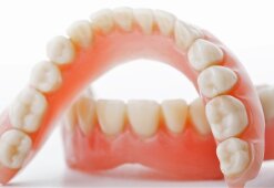 Особенности протезирования и имплантации зубов