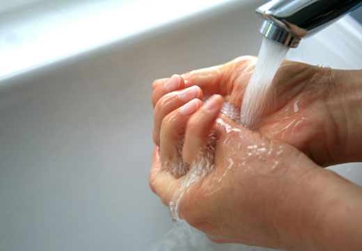 Моет руки