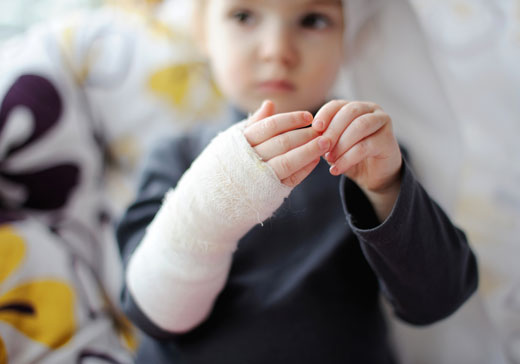 Ребенок с травмой руки